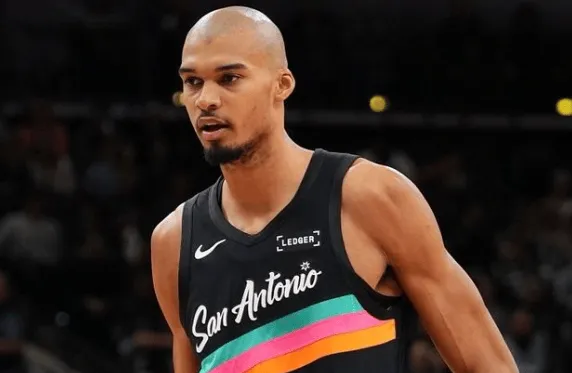 开云集团-自圣诞节以来文班场均24.3分9.4板，三项命中率52%/41%/87%