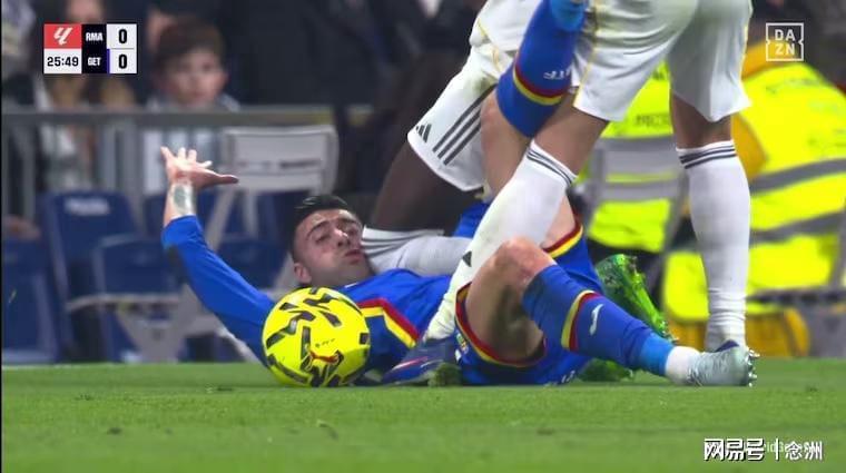 开云品牌-皇马耻辱一战！恶汉膝盖顶对手头部逃红牌 8万人高喊：老佛爷下课