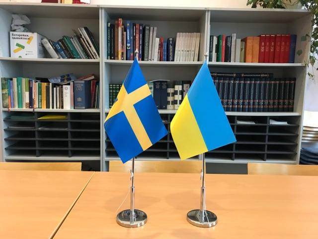 开云品牌-国旗太像的缘故?乌克兰瑞典两国球迷友谊地久天长